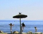 Girls playing and having fun by the sea. www.spanishsosimple.com