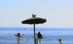 Girls playing and having fun by the sea. www.spanishsosimple.com
